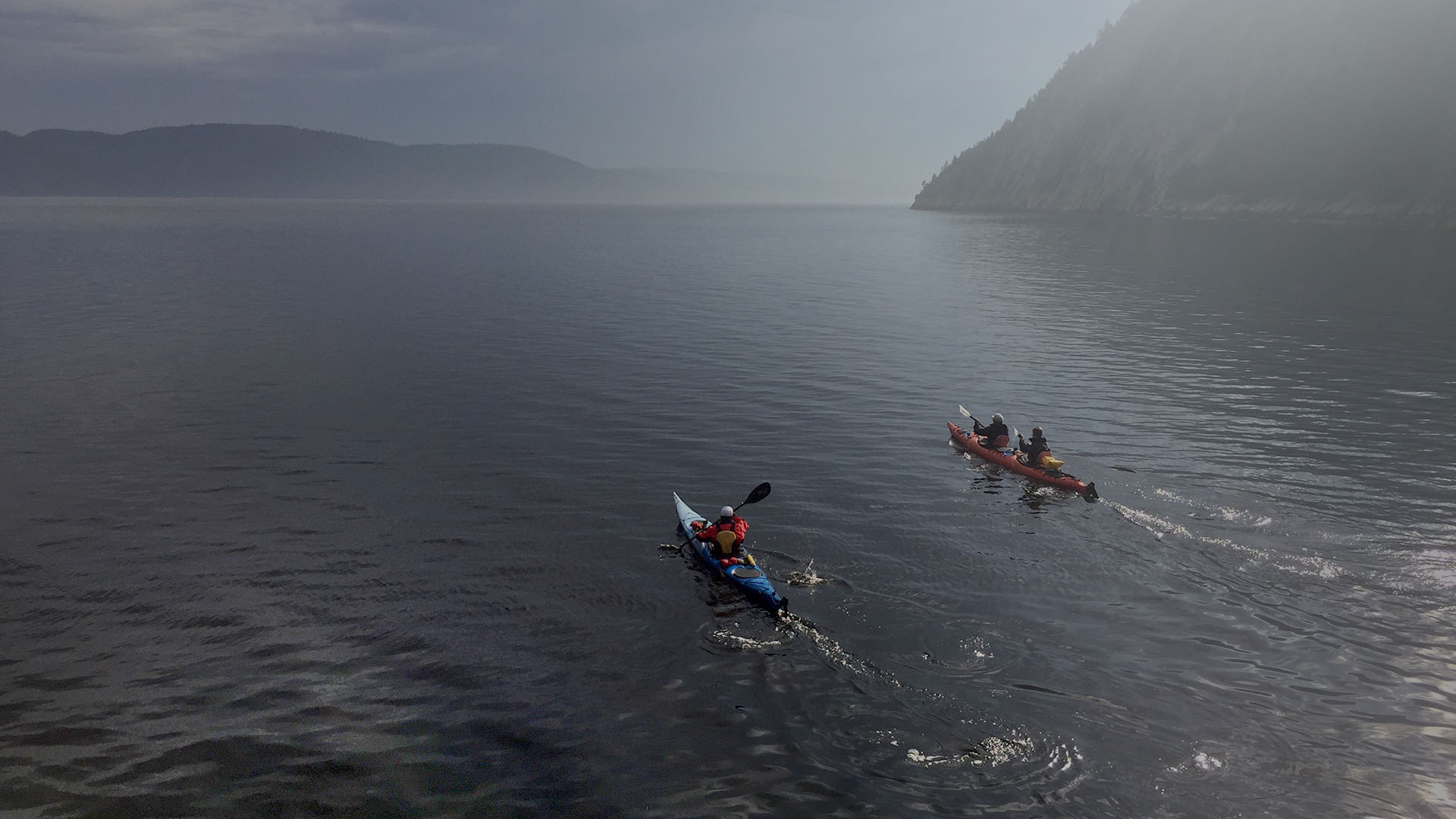 expédition extrême paysage nature lac et canoë