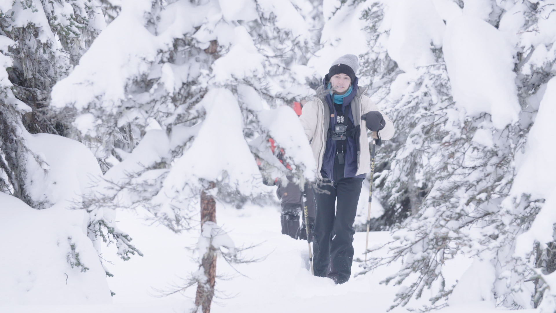Ludivine Reding avec bâton de marche dans la forêt enneigée pour Expédition Extrême Saison 3