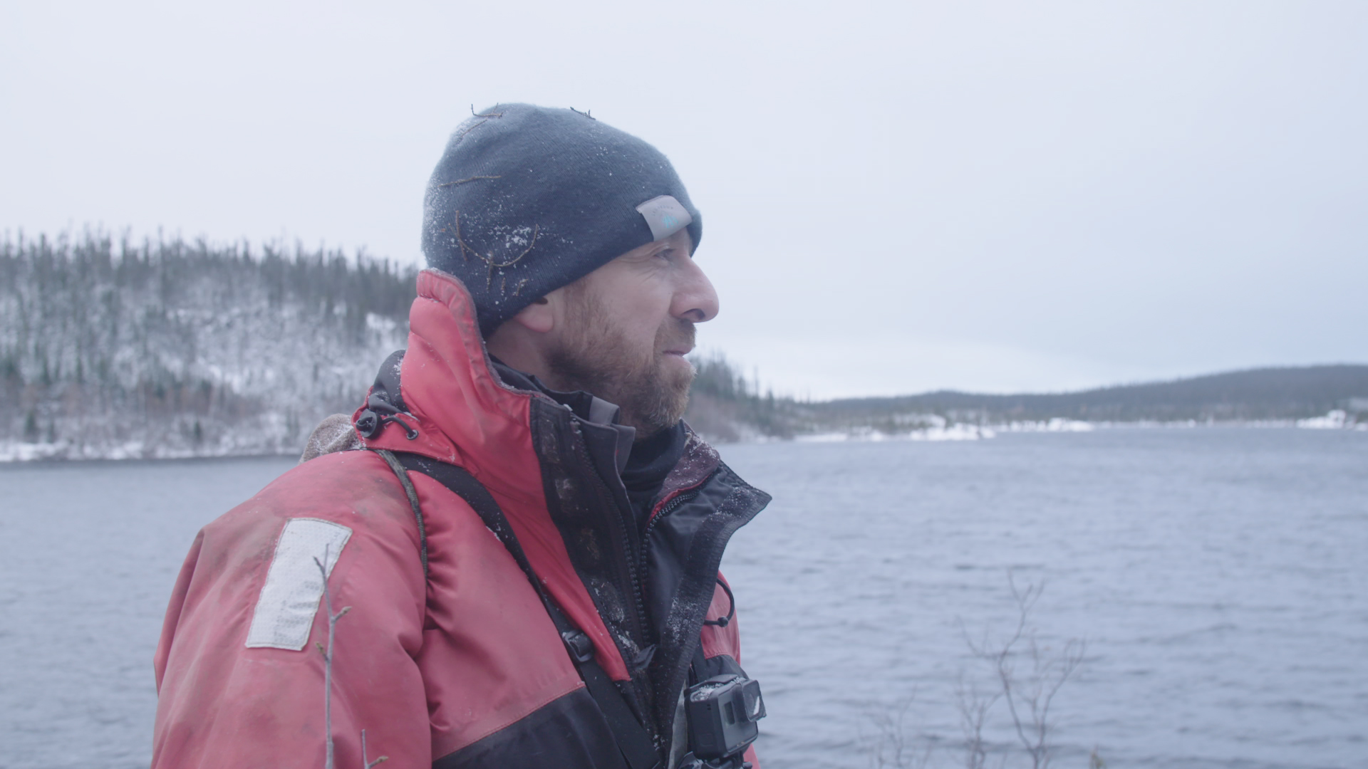 Patrice Robitaille en habit de neige près d'un cours d'eau pour Expédition Extrême Saison 3