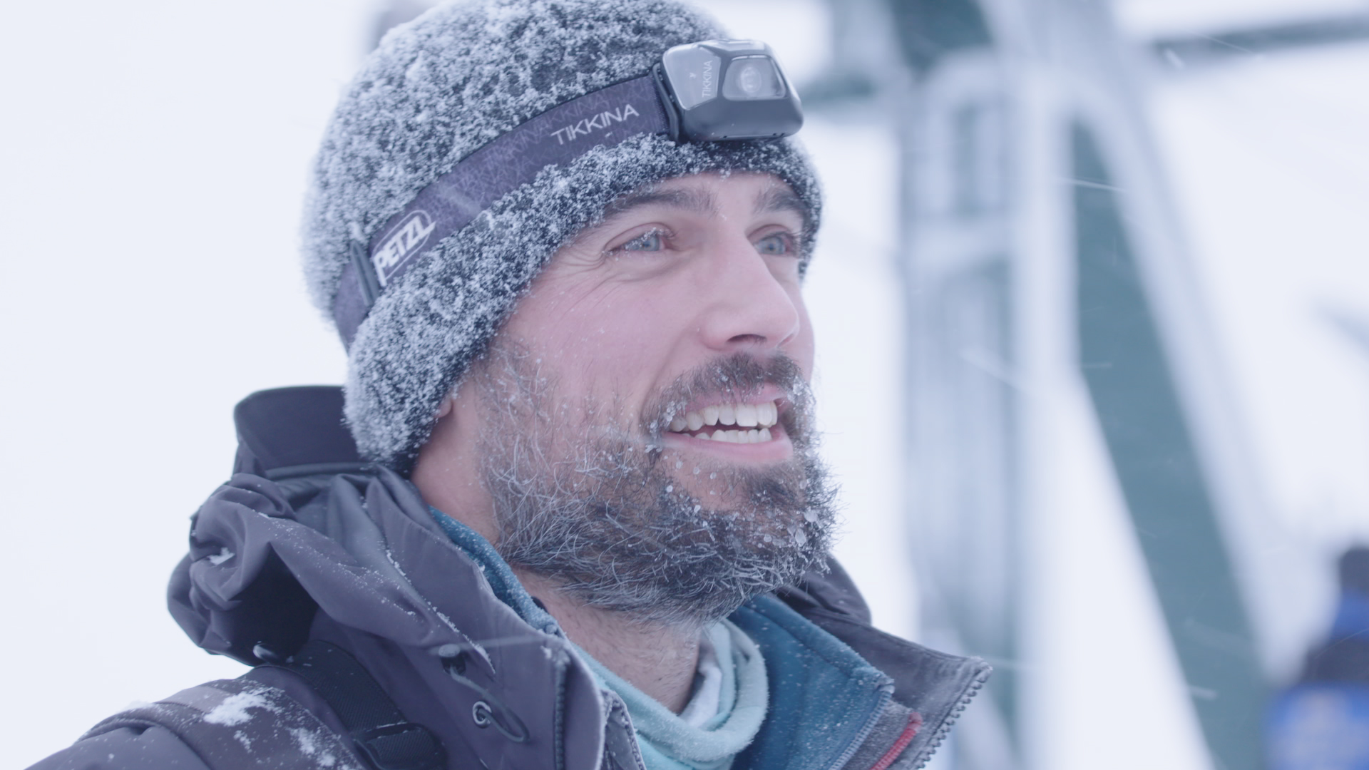 Thomas Beaudoin en habit de neige avec lampe frontale pour Expédition Extrême Saison 3