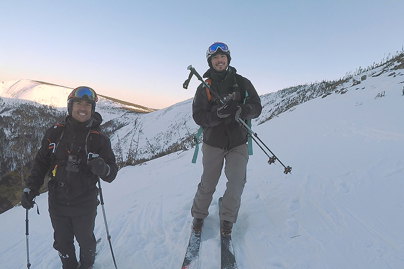 francis bouillon et sebastien delorme faisant du ski sur une montagne
