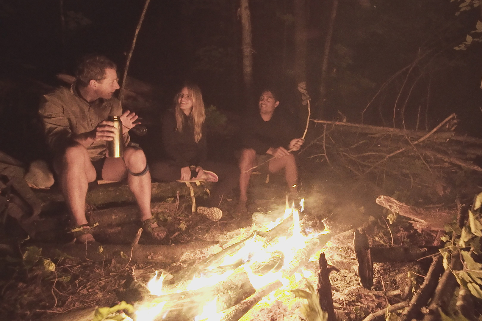 francis bouillon, sarah-jeanne labrosse et le guide de survie en forêt autour du feu dans expedition extreme
