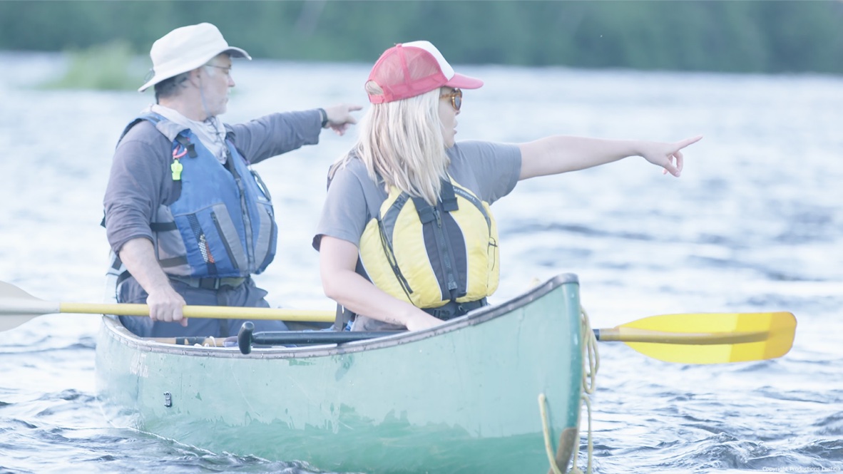 Kim Rusk et le maître de survie en forêt dans un canoe pendant expédition extreme