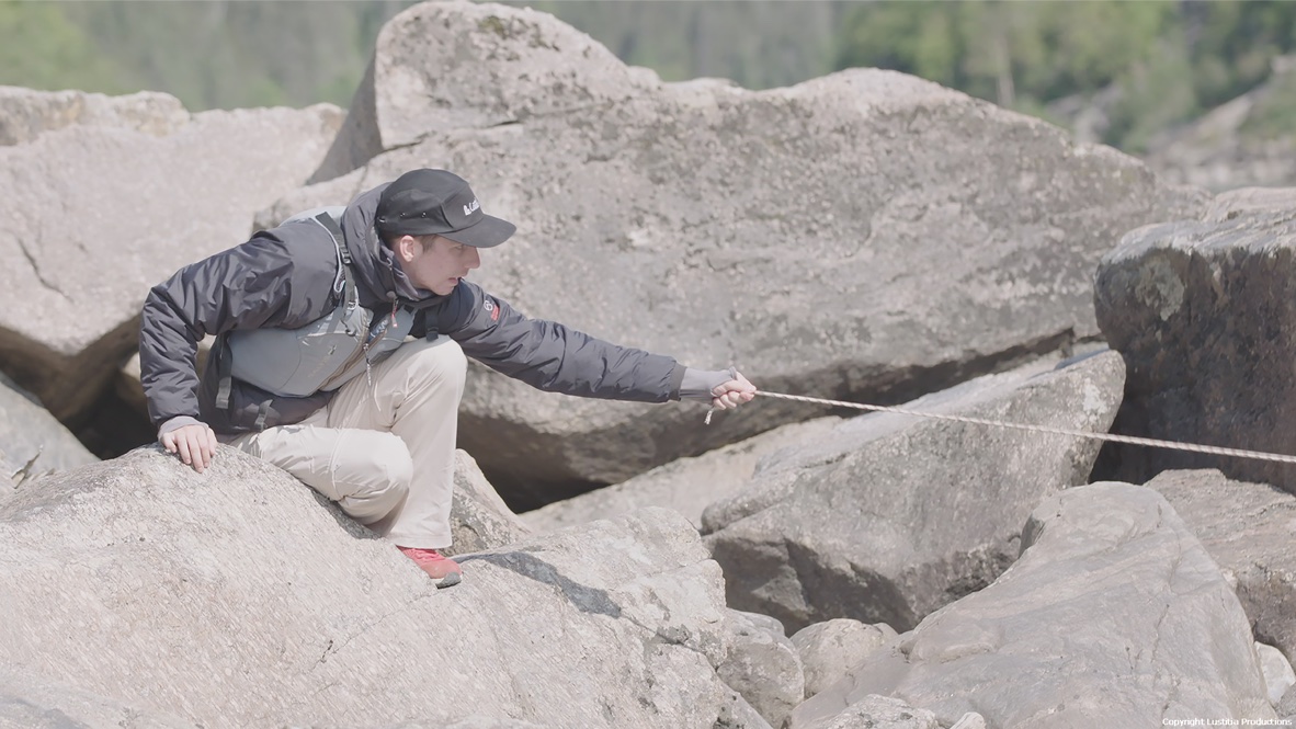 pier luc funk tirant sur une corde dans des rochers pour expédition extreme
