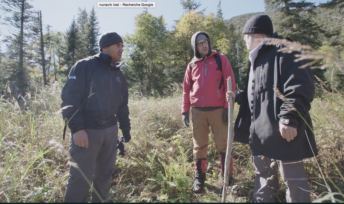 francis bouillon discutant avec martin perizzolo et le guide de survie en forêt pour expédition extrême